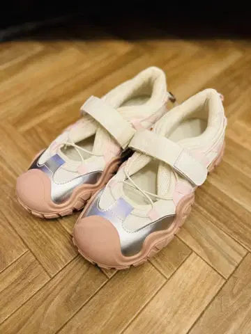 캐주얼 스니커즈 핑크/화이트/실버 24cm 끈 없음 익명 배송