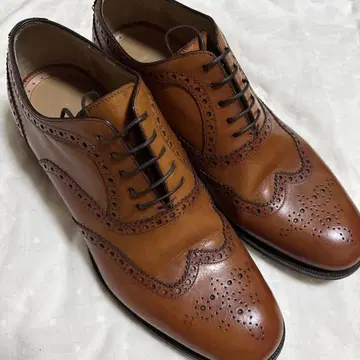 Christian Louboutin 브라운 윙팁