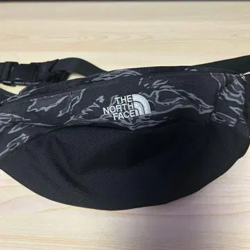 THE NORTH FACE 카모 패턴 바디백