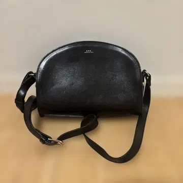 A.P.C. 블랙 돔형 숄더백 하프문