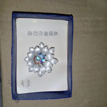 꽃 모양 화이트 펄 브로치