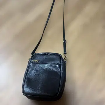 블랙 가죽 숄더백