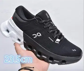 새상품 ON Cloudflyer5 스니커즈 23.5cm 블랙+화이트