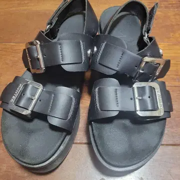 블랙 더블 스트랩 샌들 헌터