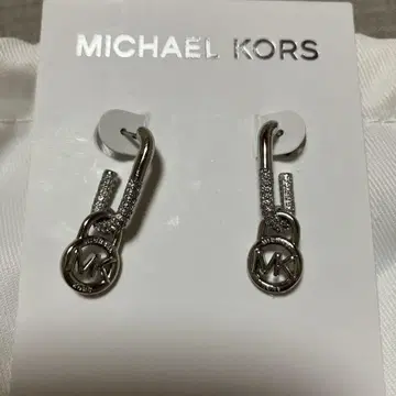 MICHAEL KORS 로고 귀걸이