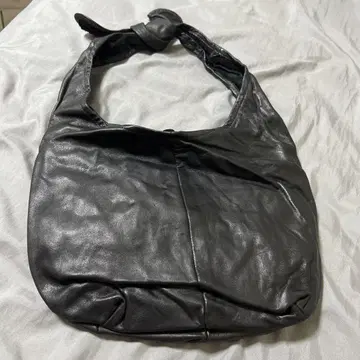 Ampersand 블랙 가죽 숄더백
