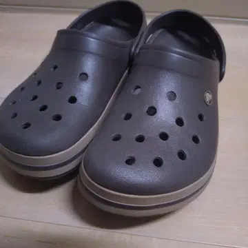 Crocs 다크 브라운 클로그 샌들