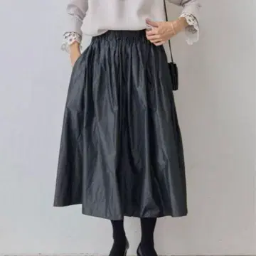 [ 비어즐리 ] 블랙 블랙 타프타 롱 스커트 플레어 심플