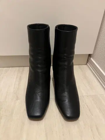 다이애나 블랙 가죽 스퀘어토 부츠