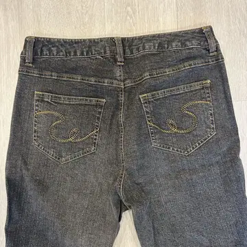 포켓 자수 데님 블랙 블랙 데님