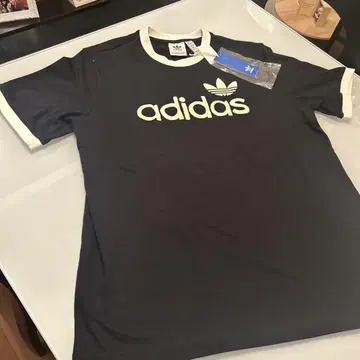 adidas 블랙 로고 반팔 티셔츠