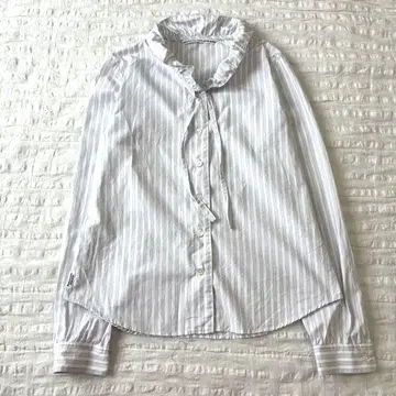 [ 새상품급 ] 마드모아젤 논논 코튼 프릴 칼라 스트라이프 블라우스