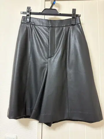아르페쥬 스토리 인조 가죽 하프 팬츠 블랙 2