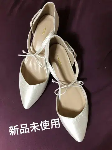 미사용 새상품 파티용 실버 와이드핏 펌프스 26.5