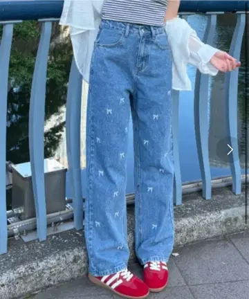 자수 장식 라이트 블루 데님 팬츠