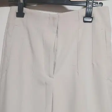 베이지 슬랙스 센터 프레스