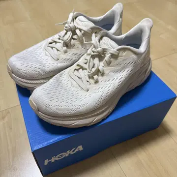 HOKA 러닝화 화이트