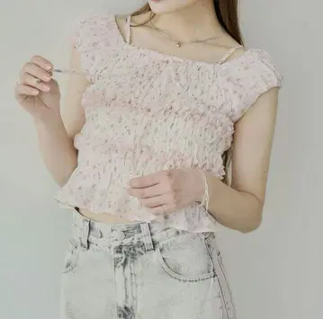 CHICO 시어 플라워 셔링 프렌치 블라우스