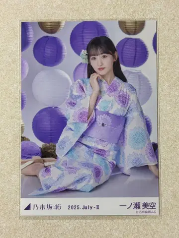 노기자카46 브로마이드 유카타 이치노세 미쿠 앉아있는 모습