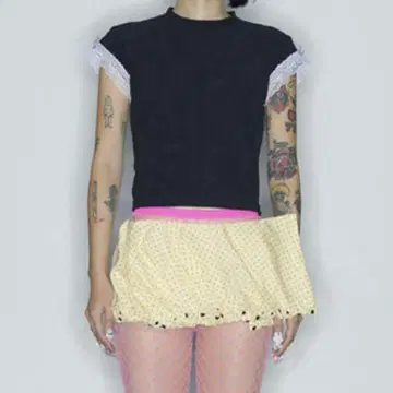 ans dotsloevner FRILLED TINY TEE / BLACK
