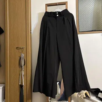 턱 들어간 블랙 와이드 팬츠 HARE 플리츠 팬츠