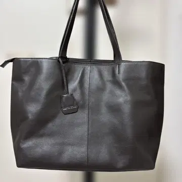 그린 레이블 릴랙싱 가죽 토트백 브라운
