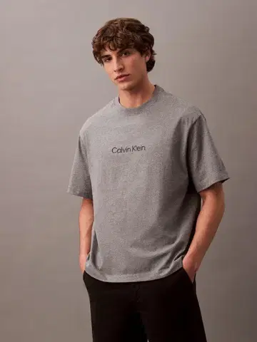 Calvin Klein 스탠다드 로고 릴랙스 크루넥 T셔츠