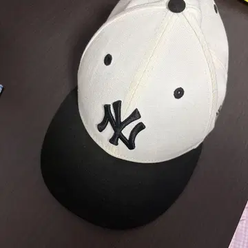 NEWERA 화이트 블랙 캡 양키스 인맨 착용