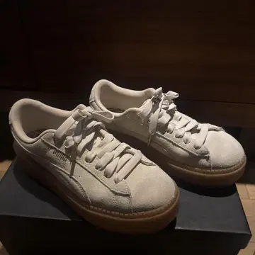PUMA 화이트 통굽 스웨이드 스니커즈 23.5