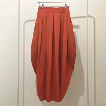 오렌지 코쿤 볼륨 턱 스커트 센스 오브 플레이스