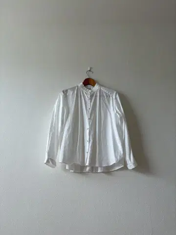 tumugu: 플리츠 스탠드 카라 블라우스