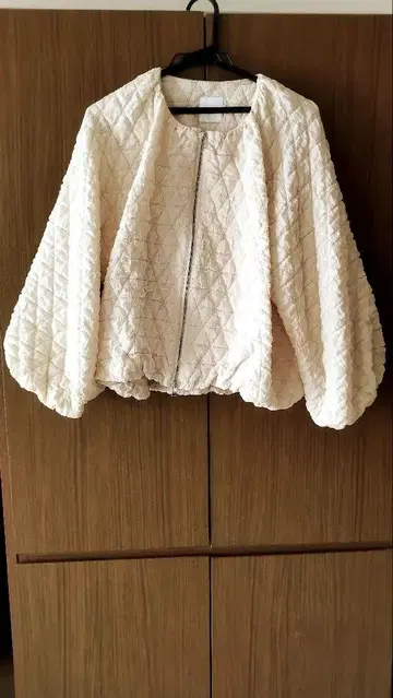 (아파트바이) 아이보리 퀼팅 노카라 자켓
