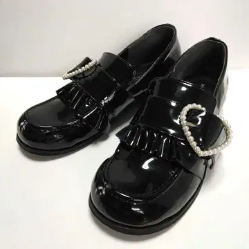 DEAR MY LACE 펄 하트 버클 프릴 에나멜 로퍼 블랙