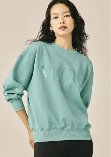 VOGUE 로고 자수 맨투맨 더스티 코이즈