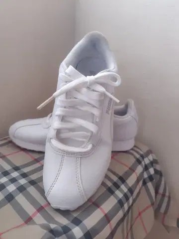 새상품급 PUMA 올 화이트 경량 스니커즈 남녀