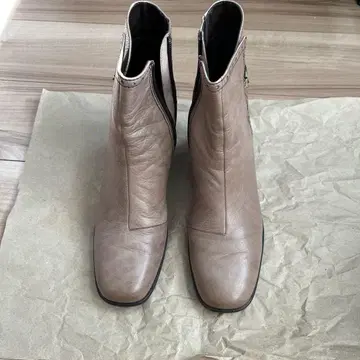 베이지 가죽 중간 힐 부츠