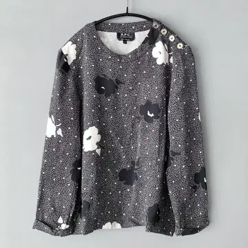 A.P.C. 플라워 패턴 어깨 버튼 블라우스 티셔츠 네이비 컬러