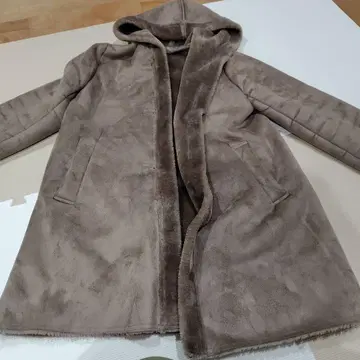 브라운 후드 부착 무스탕 코트