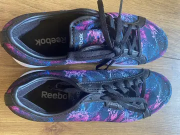 Reebok 그래픽 스니커즈