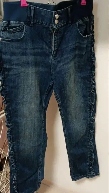 앤드러브 프릴 장식 다크 블루 데님 팬츠