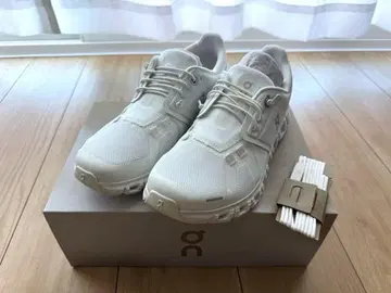 새상품 On Cloud6 스니커즈 화이트 Womens 25cm
