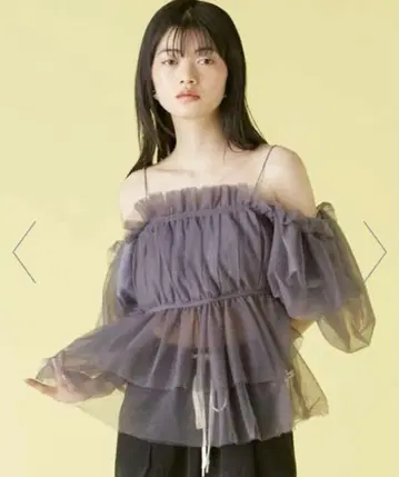 릴리 브라운 시스루 오프숄더 프릴 상의