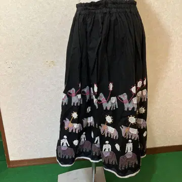 블랙 자수 플레어 스커트