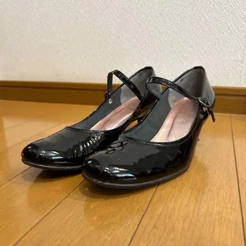 토끼네 에나멜 가죽 블랙 스트랩 펌프스