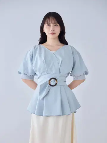허리 벨트 포함 카슈쿨 블라우스: 라이트 블루 - U65