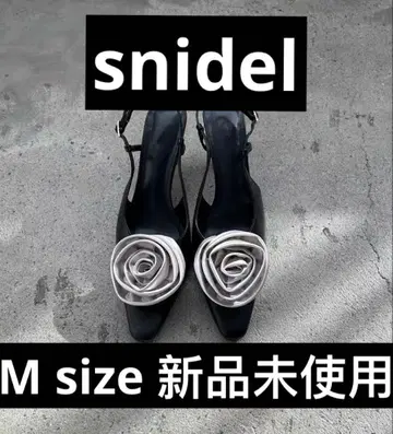 SNIDEL 로즈 모티브 펌프스