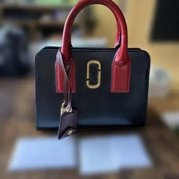 MARCJACOBS 가죽 핸드백 블랙과 빨간색