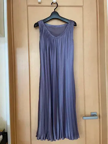 K.T 실크 플리츠 슬리브리스 원피스