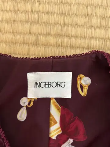 INGEBORG 버건디 리본 포함 수트