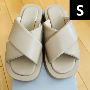 VIVIAN COLLECTION yumi. 통굽 패디드 크로스 밴딩 샌들